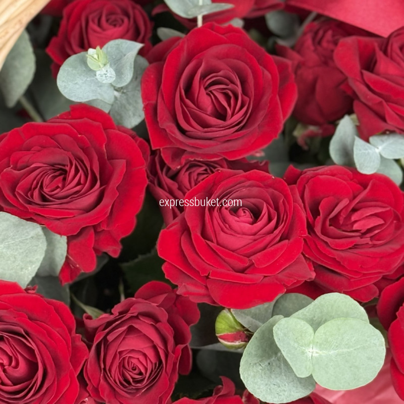 Мини-корзина с красными розами