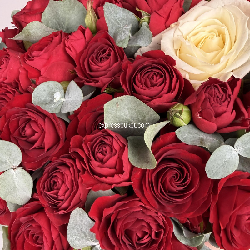 Цветы в коробке 950